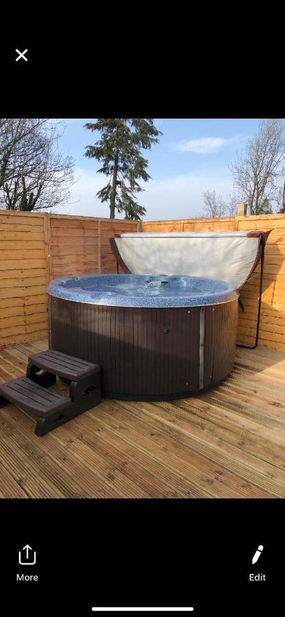 Grooms Cottage Outside Hot Tub Beith 外观 照片